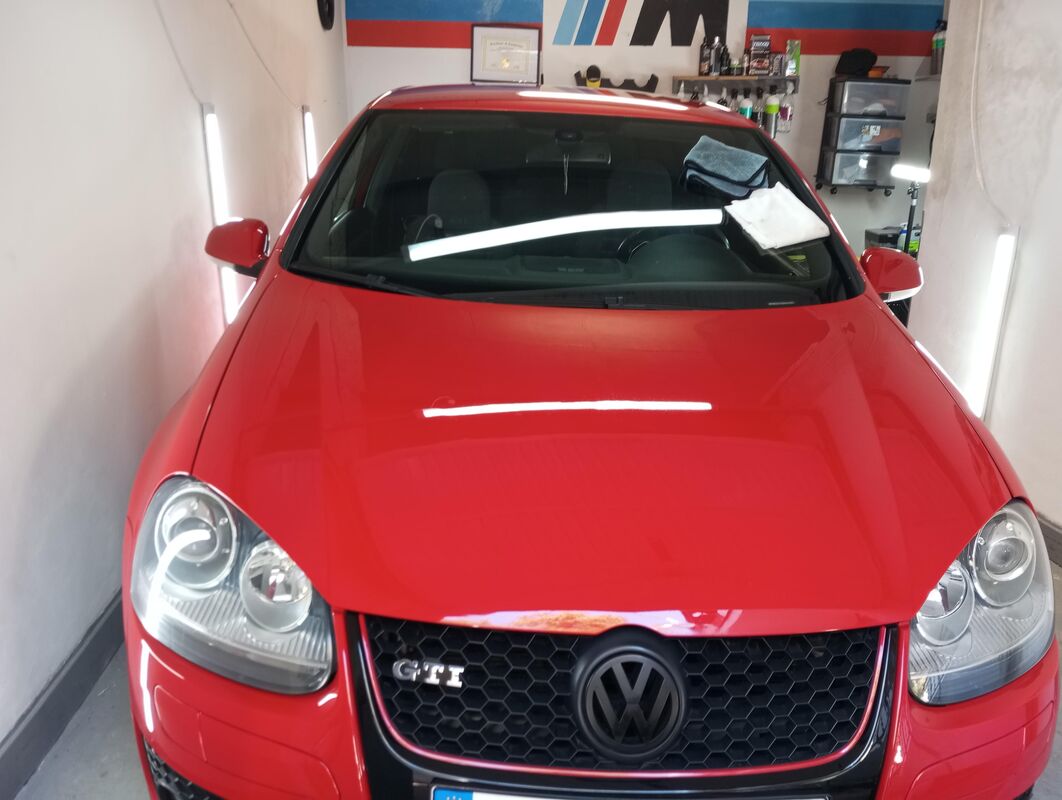 Zrcadlový lesk po strojním leštění